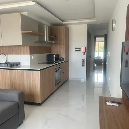 דירה Luxurious One-bedroom With Sea Views *