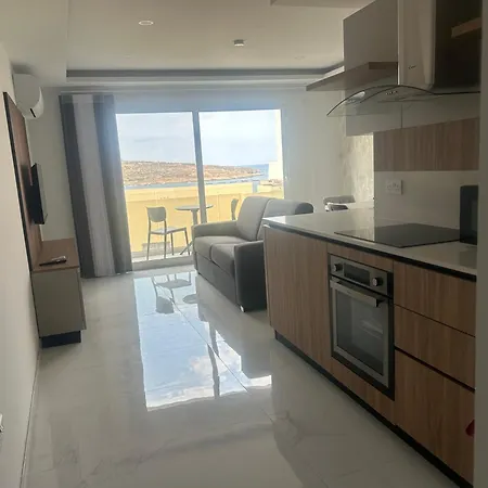 דירה Luxurious One-bedroom With Sea Views *