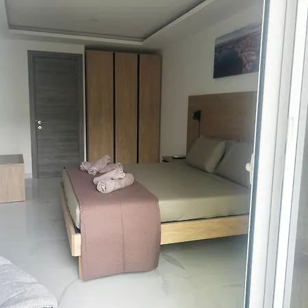 Luxurious One-bedroom With Sea Views דירה *